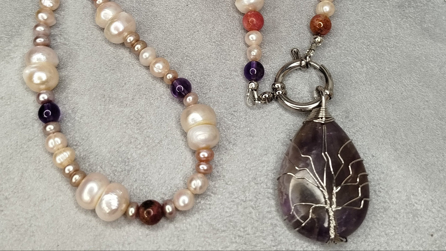 Collier ELYSIA – Perles d’eau douce, améthyste & rhodocrosite 6 mm – Pendentif goutte arbre de vie ALMA Y LUZ
