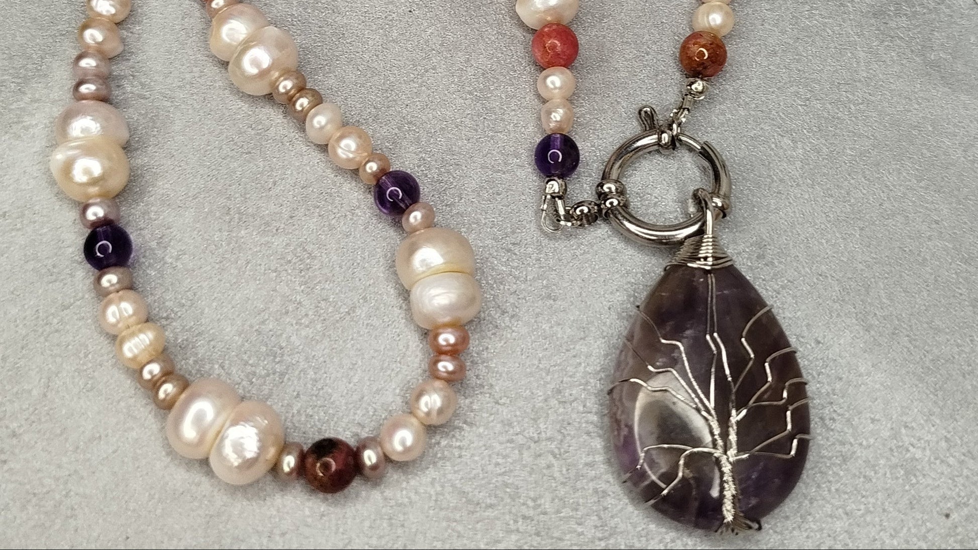 Collier ELYSIA – Perles d’eau douce, améthyste & rhodocrosite 6 mm – Pendentif goutte arbre de vie ALMA Y LUZ