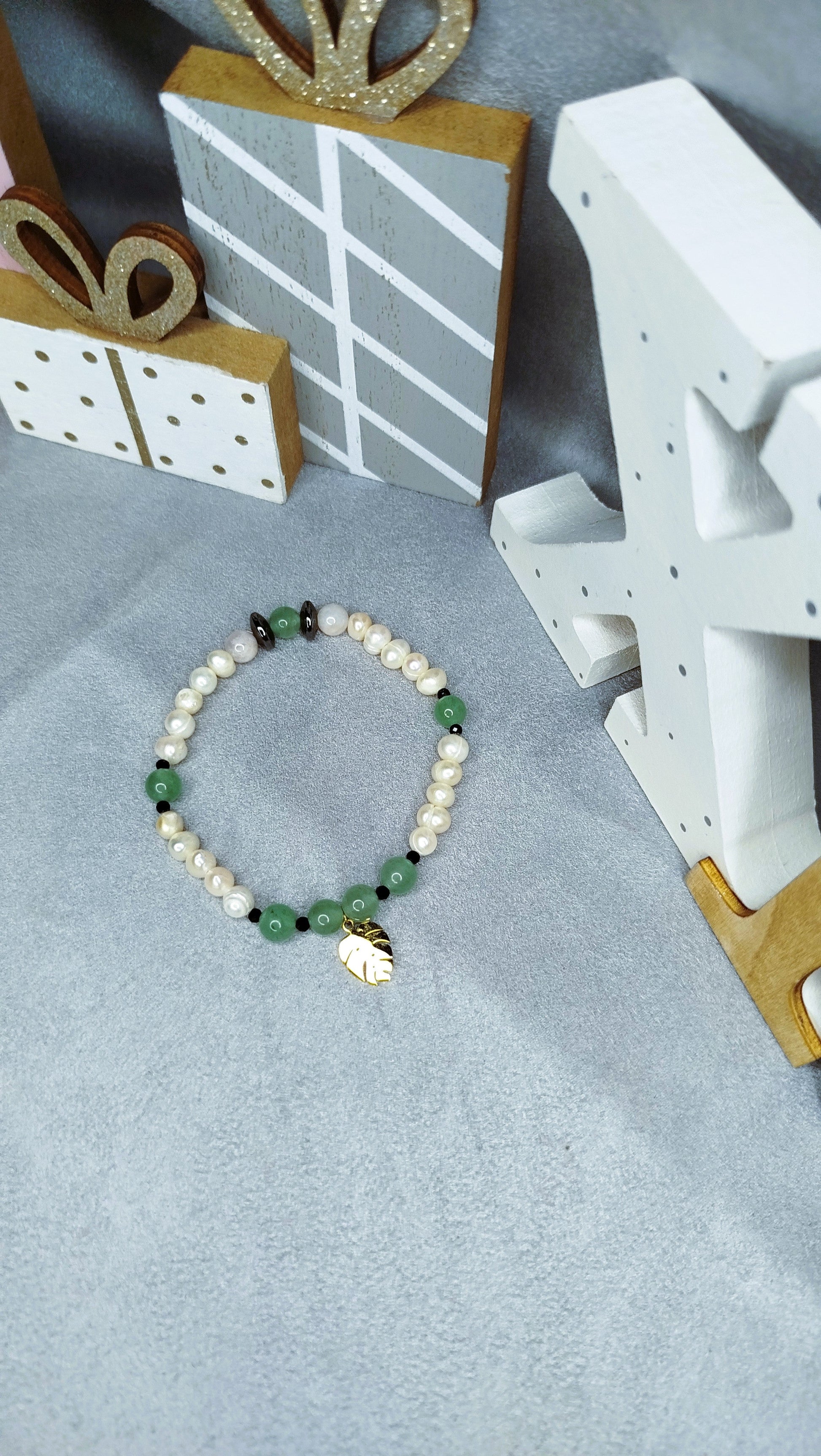 Bracelet Aurea Natura – perles blanches, aventurine et pendentif feuille dorée