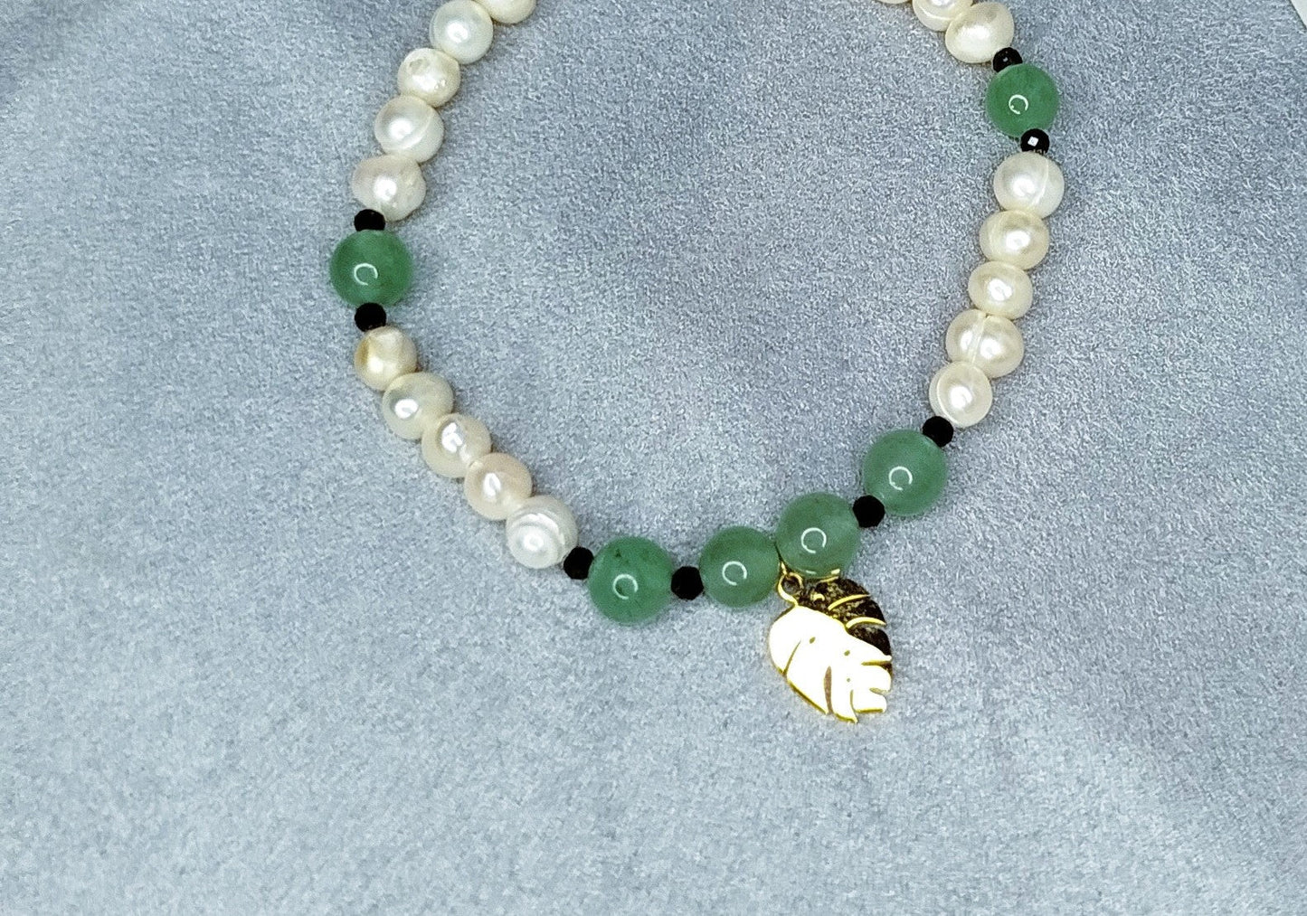 Bracelet Aurea Natura – perles blanches, aventurine et pendentif feuille dorée