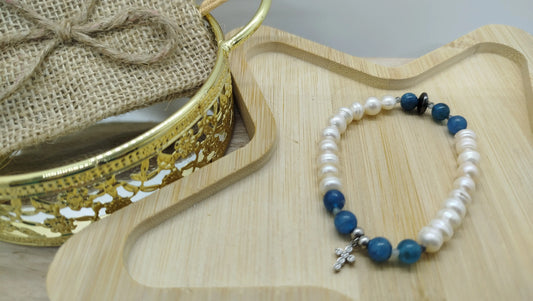 bracelet fait main en perles d'eau douce et apatite  avec breloque croix zircon en acier inoxydable argent