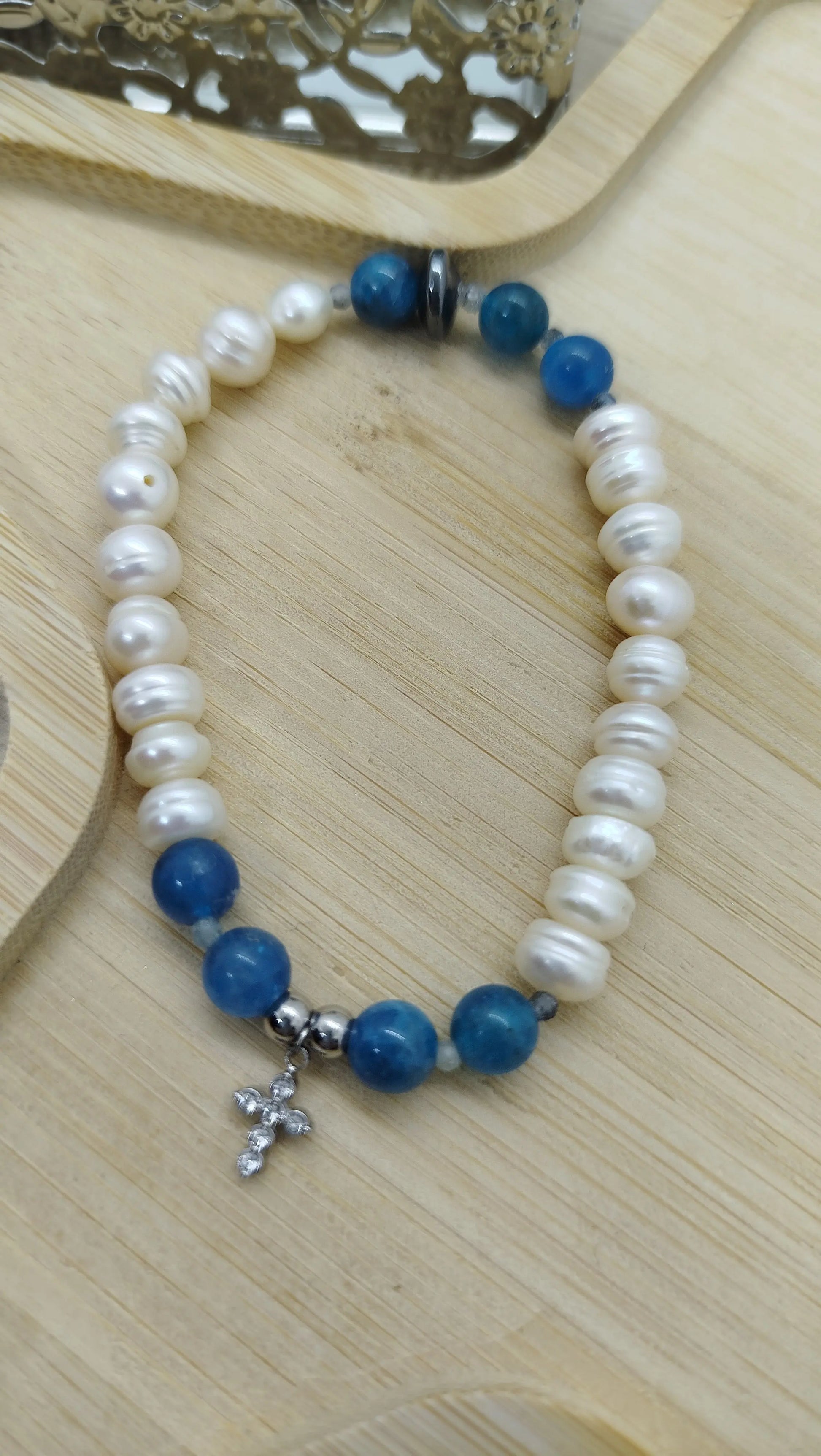 bracelet fait main en perles d'eau douce et apatite  avec breloque croix zircon en acier inoxydable argent