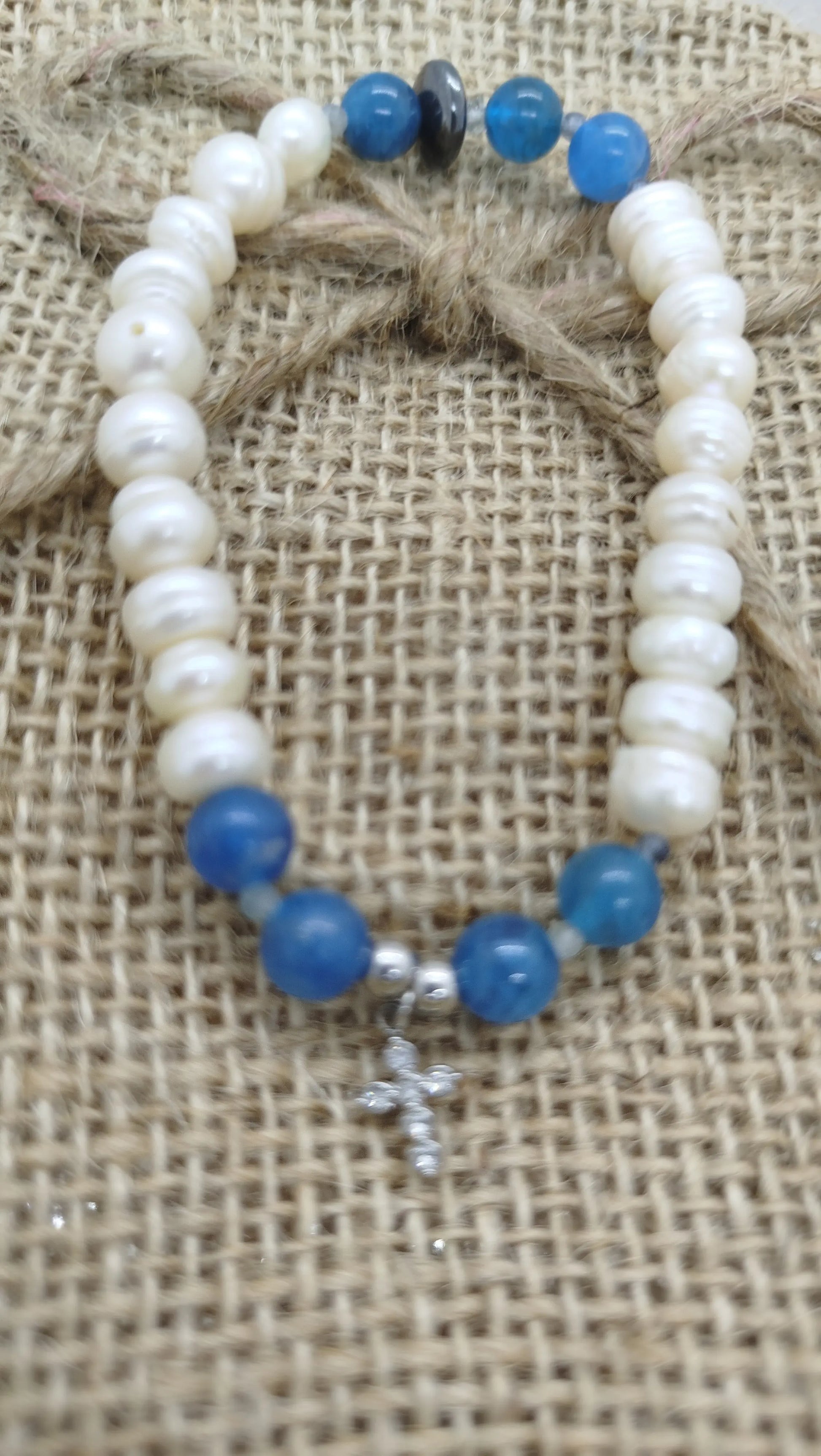 bracelet fait main en perles d'eau douce et apatite  avec breloque croix zircon en acier inoxydable argent