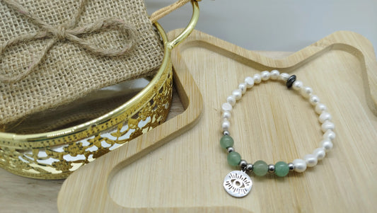 bracelet fait main en perles d'eau douce et aventurine  avec breloque œil ajouré en acier inoxydable argent