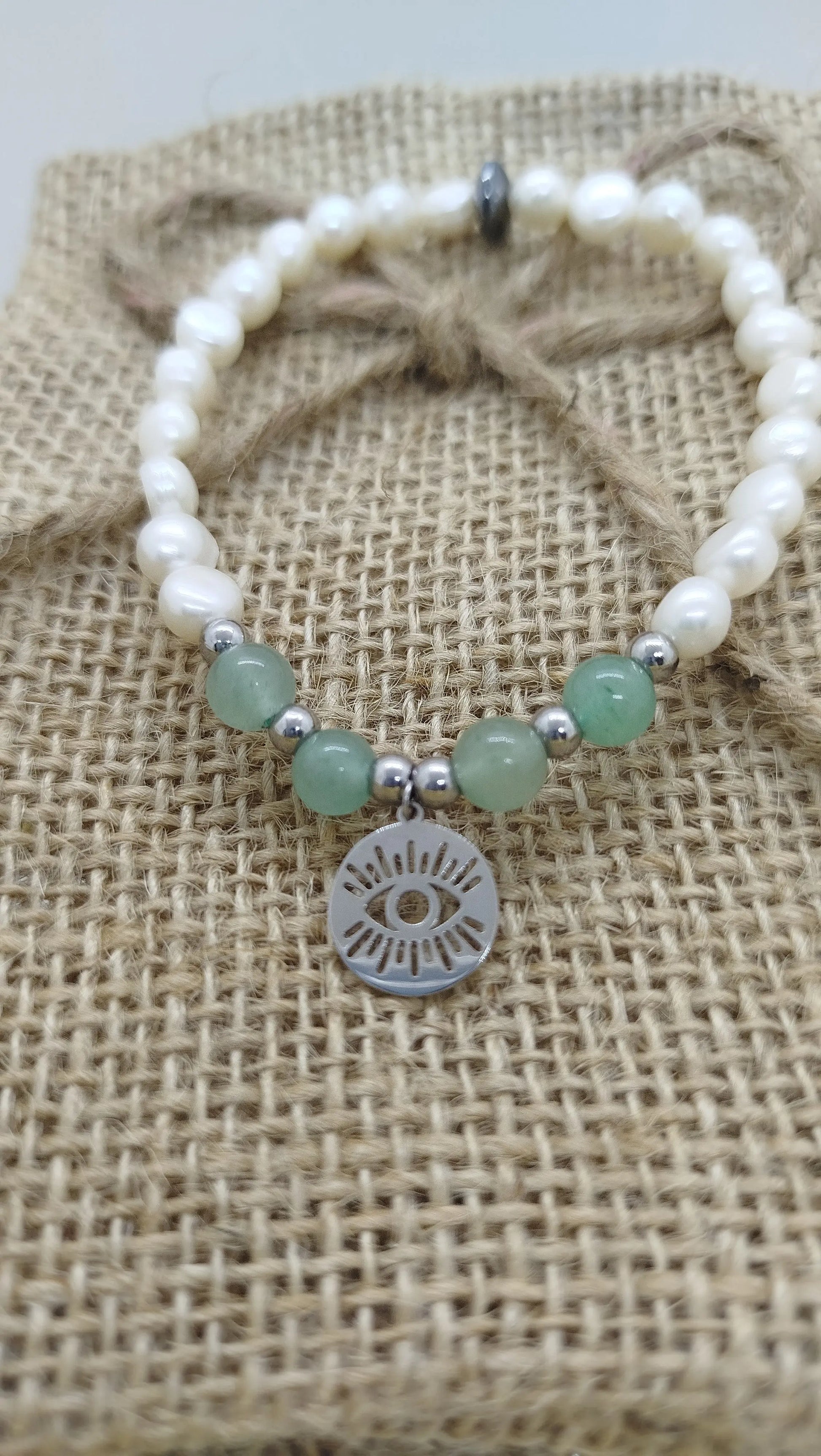 bracelet fait main en perles d'eau douce et aventurine  avec breloque œil ajouré en acier inoxydable argent