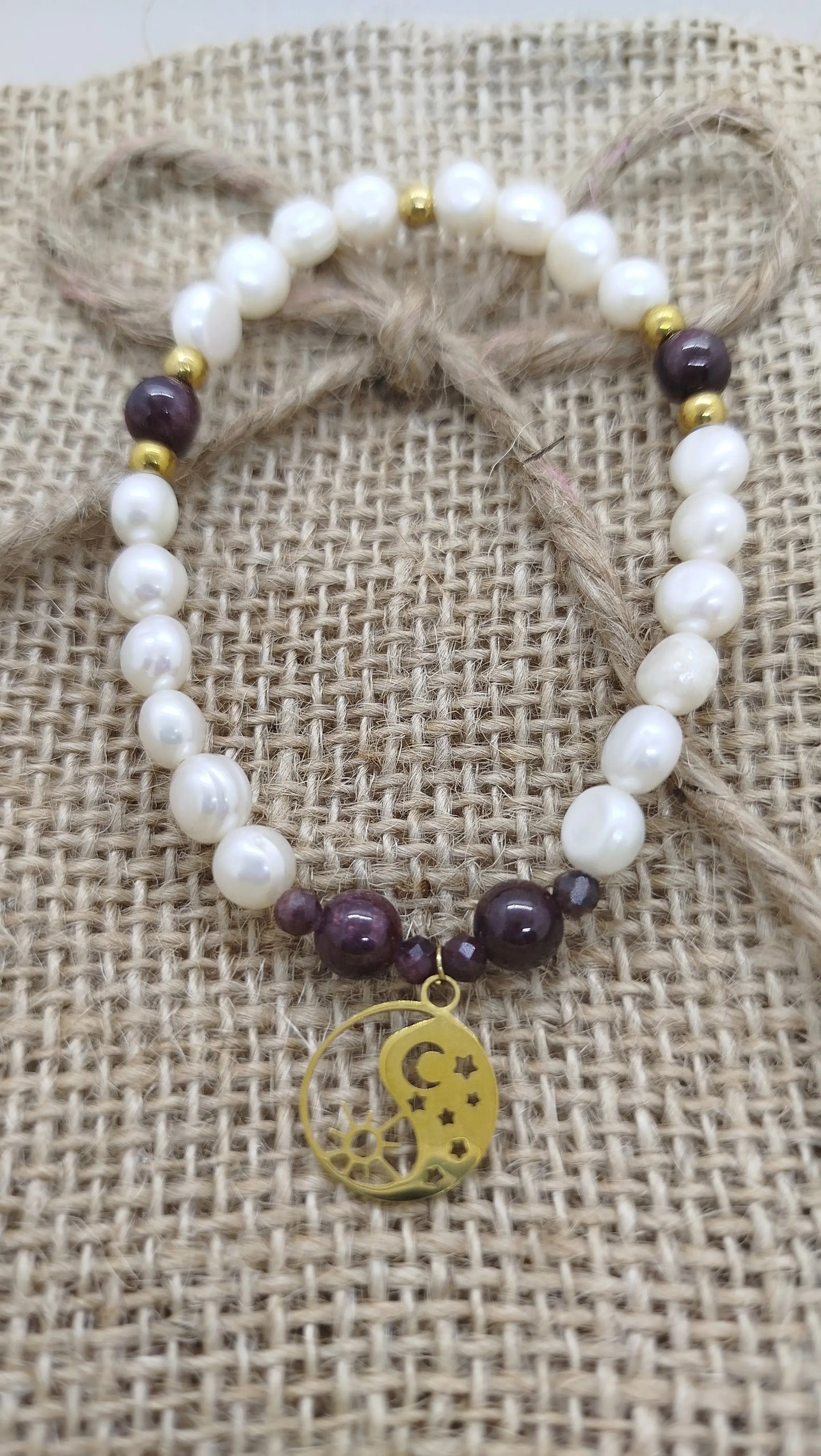 bracelet fait main en perles d'eau douce et grenat  avec breloque yin et yang en acier inoxydable doré
