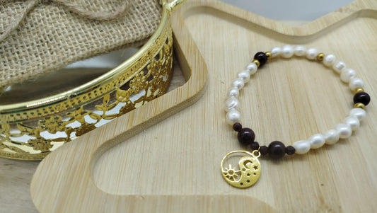 bracelet fait main en perles d'eau douce et grenat  avec breloque yin et yang en acier inoxydable doré