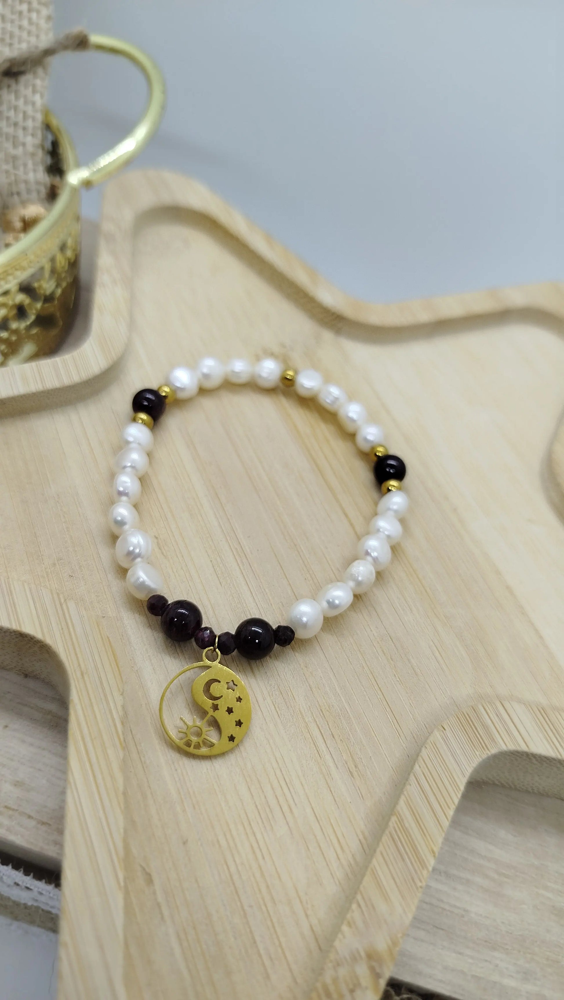 bracelet fait main en perles d'eau douce et grenat  avec breloque yin et yang en acier inoxydable doré