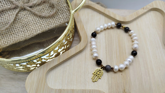 Bracelet fait main en perles d'eau douce et obsidienne avec breloque main de fatma en acier inoxydable doré