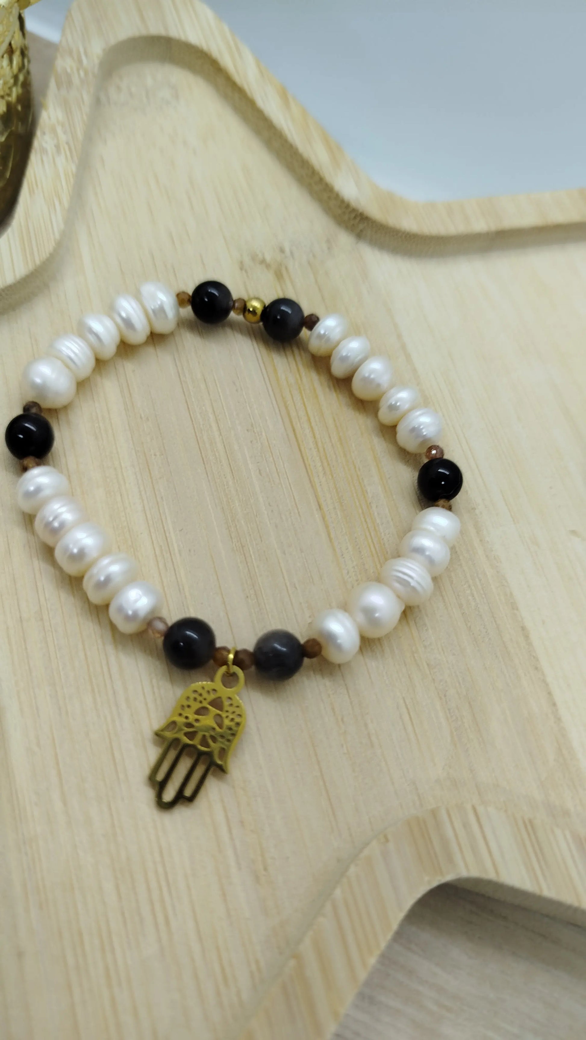 Bracelet fait main en perles d'eau douce et obsidienne avec breloque main de fatma en acier inoxydable doré