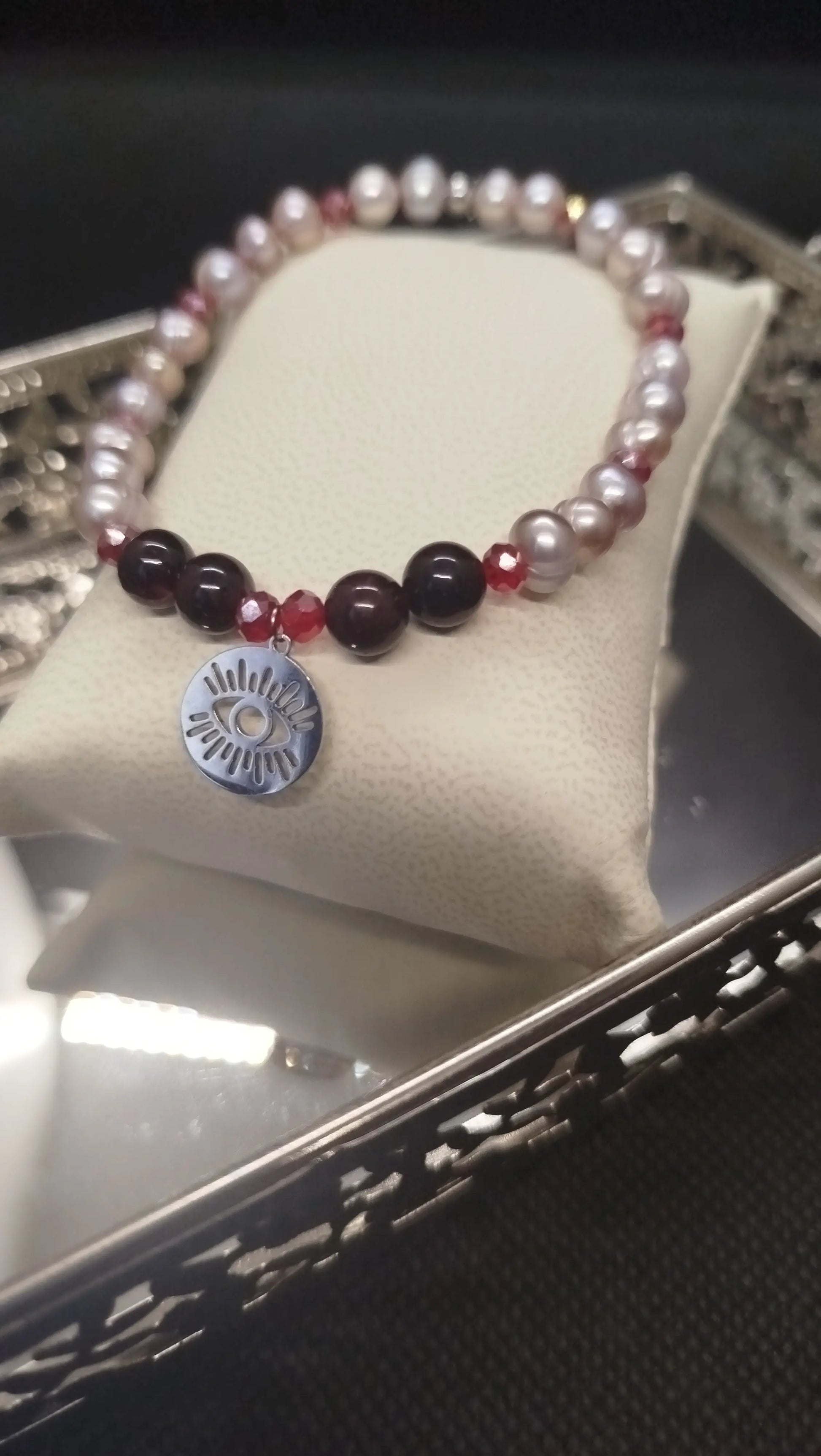 Bracelet de Perles Nacrées Roses et Grenat fait main avec breloque oeil ajouré en acier inoxydable ROUGE ETERNEL ALMA Y LUZ