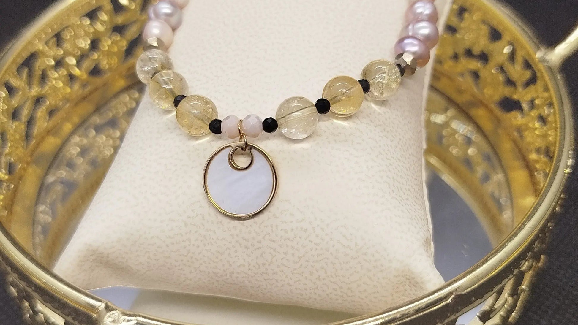 Bracelet de Perles Nacrées Roses et Citrine , spinelle noire  fait main avec breloque fleur en acier inoxydable OCRE MIMOSA ALMA Y LUZ