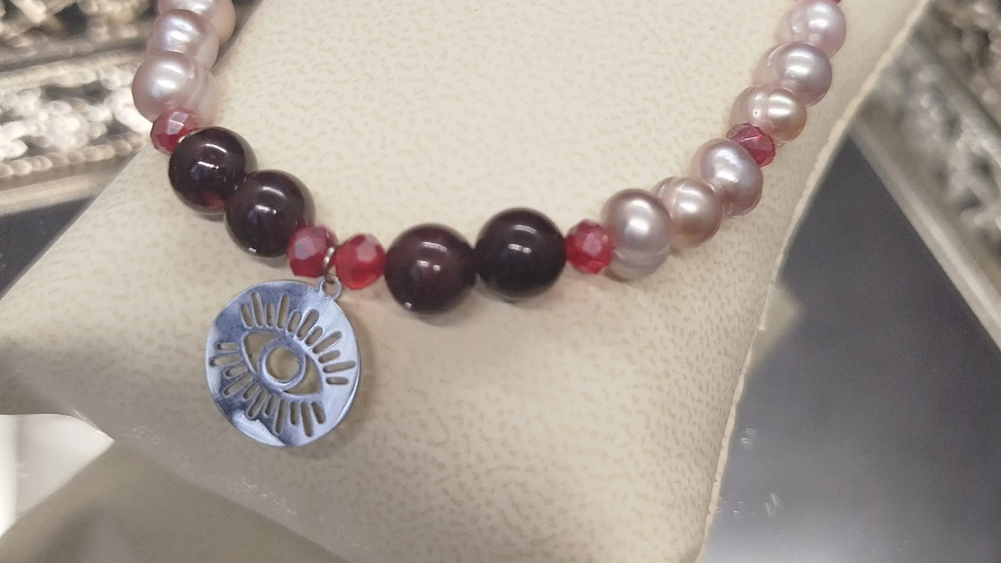 Bracelet de Perles Nacrées Roses et Grenat fait main avec breloque oeil ajouré en acier inoxydable ROUGE ETERNEL ALMA Y LUZ