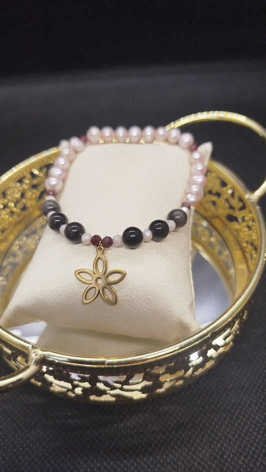 Bracelet de Perles Nacrées Roses et Obsidienne fait main avec breloque fleur en acier inoxydable FLEUR DES PRES ALMA Y LUZ