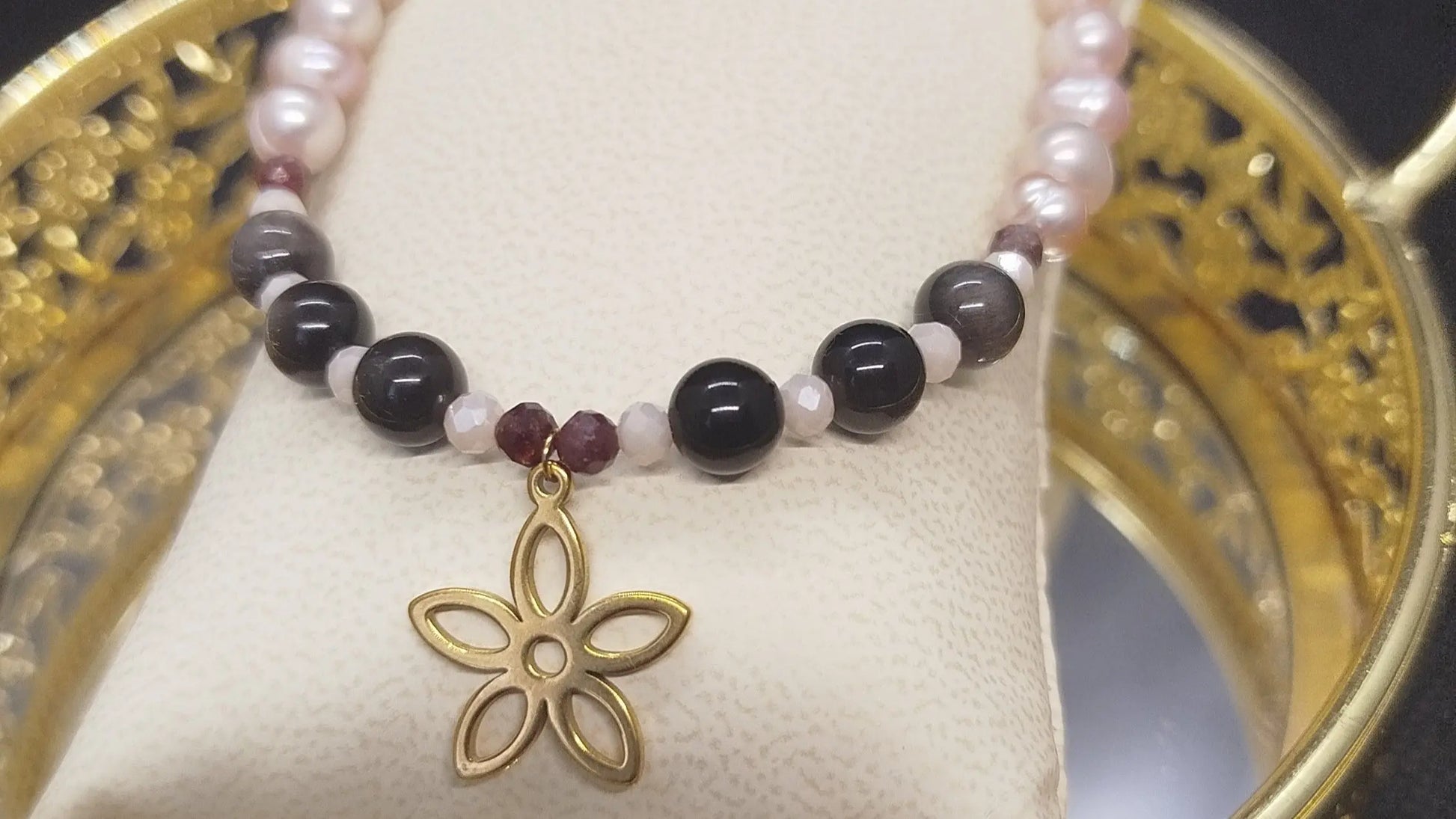 Bracelet de Perles Nacrées Roses et Obsidienne fait main avec breloque fleur en acier inoxydable FLEUR DES PRES ALMA Y LUZ