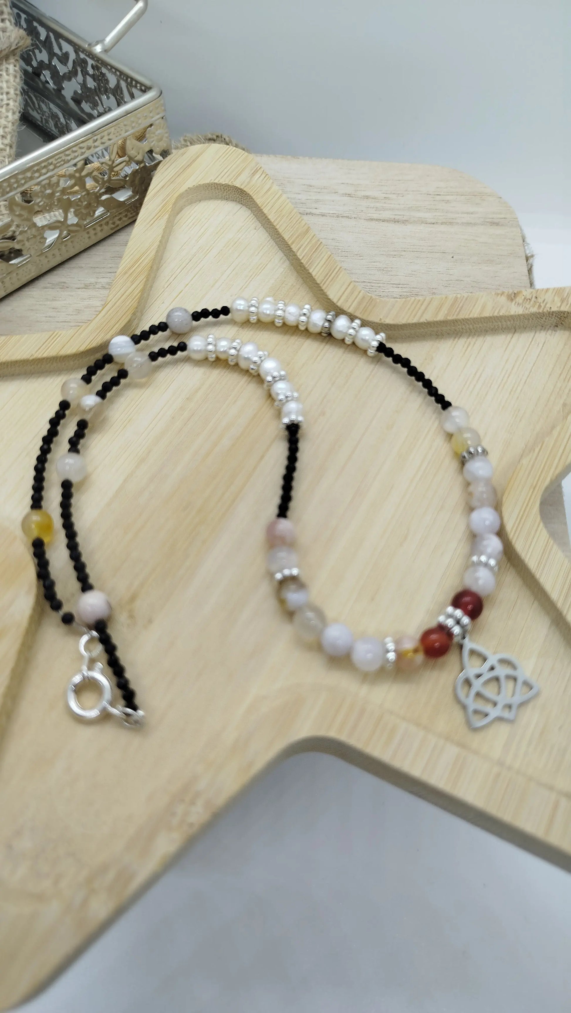 Collier perles eau douce agate fleur de cerisier spinelle noire tourmaline orange breloque noeud celtique acier inoxydable argent fait main