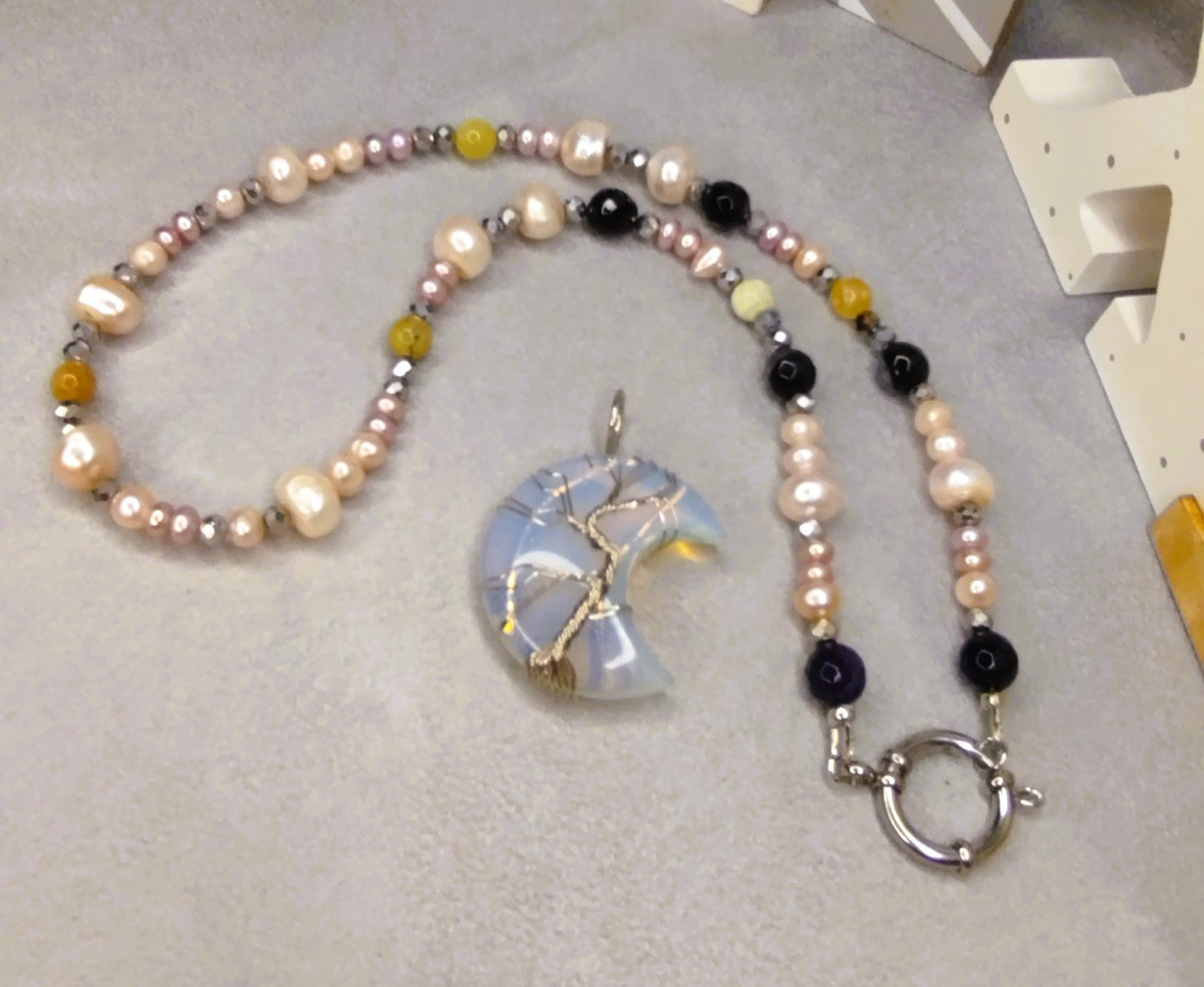 Collier LUNARIA-Perles d'eau douce , Opale jaune & Saphir bleu pendentif lune cristal de roche arbre de vie ALMA Y LUZ