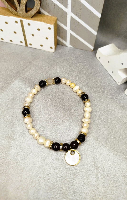 Bracelet AUREA Grenata – Perles blanches, grenat et pendentif rond nacré doré