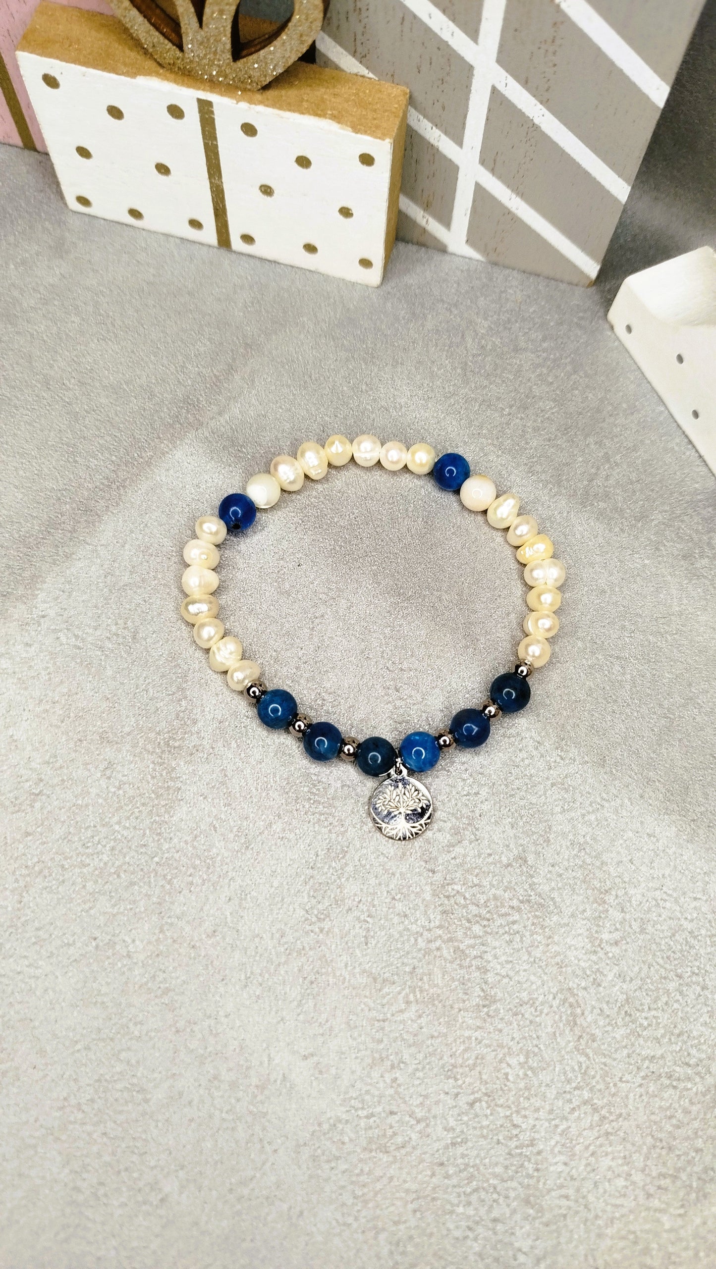 Bracelet Aurea Maris – perles blanches, apatite bleue et arbre de vie argenté