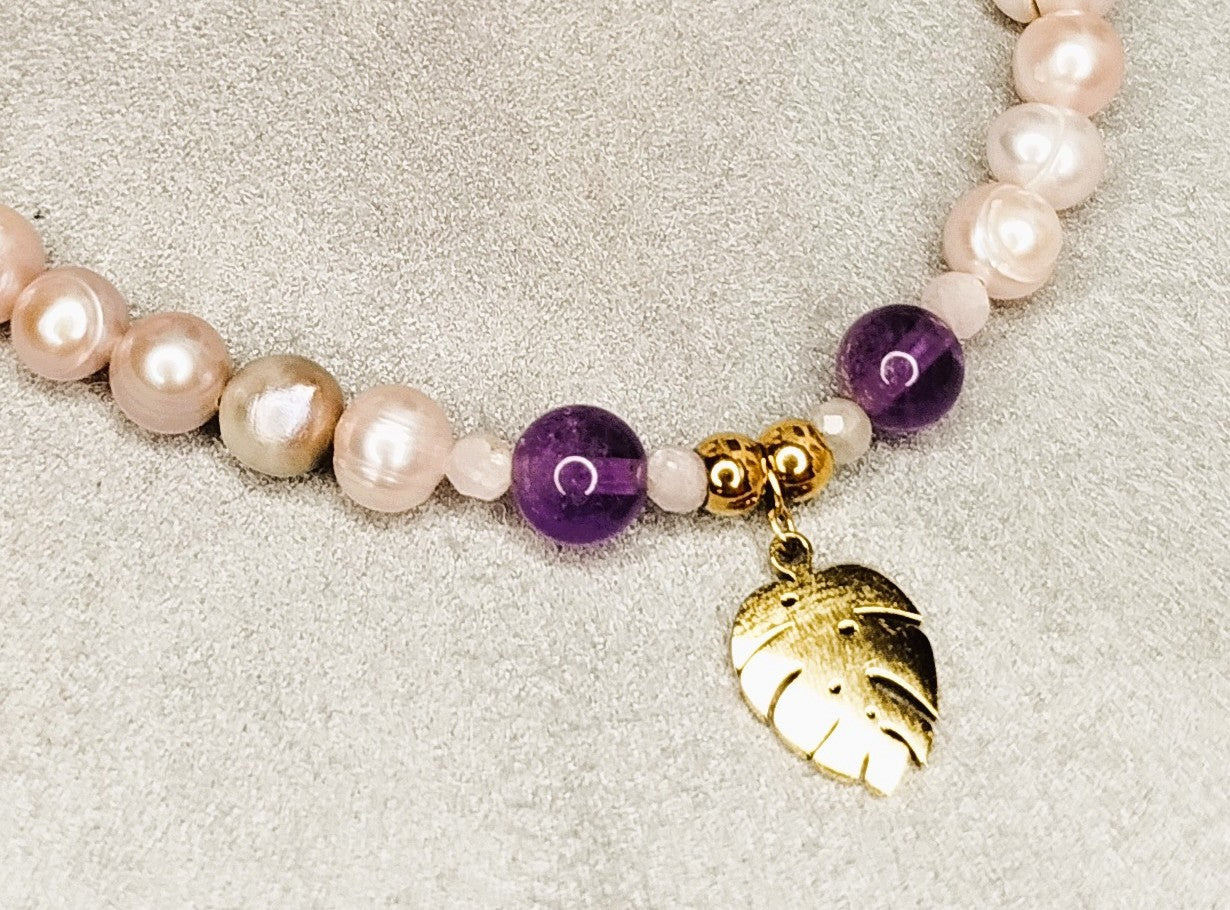 Bracelet Aurea Lavanda – perles roses, kunzite et pendentif feuille dorée