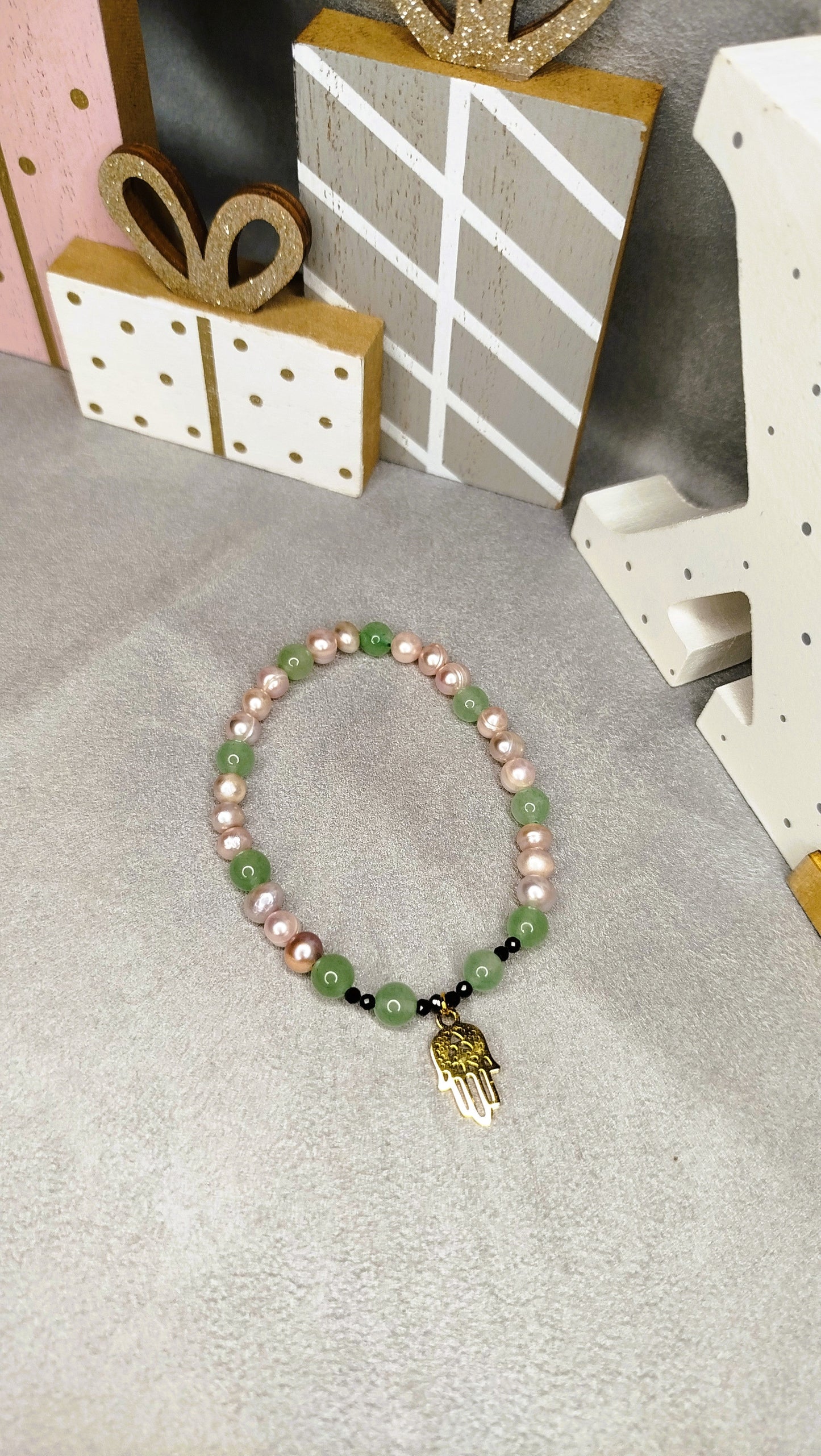 Bracelet AUREA Rosverde – Perles roses, aventurine et pendentif main de Fatma dorée