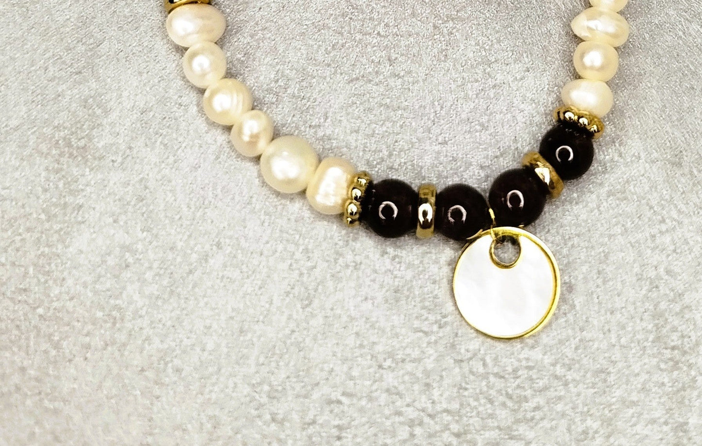 Bracelet AUREA Grenata – Perles blanches, grenat et pendentif rond nacré doré