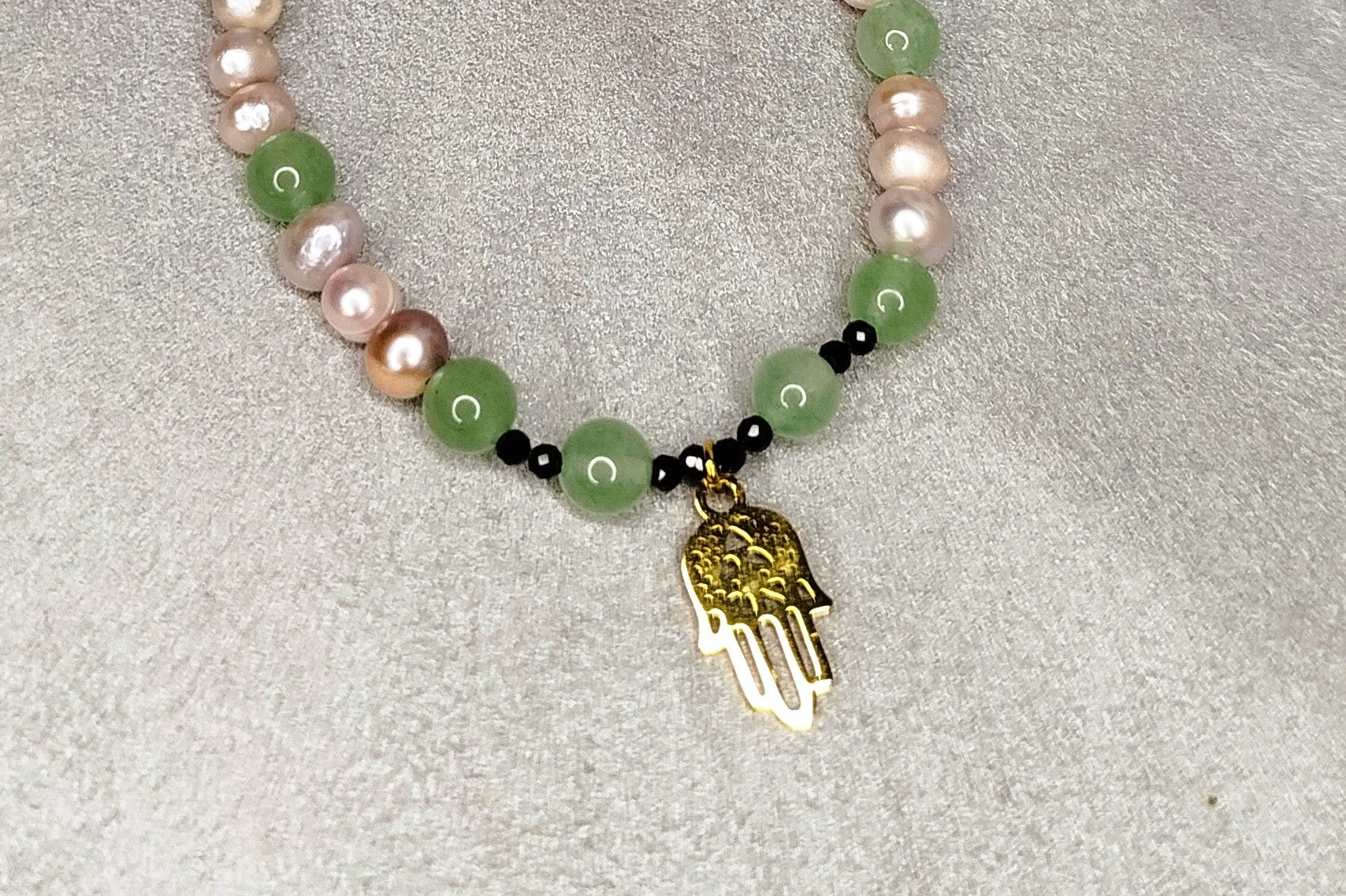 Bracelet AUREA Rosverde – Perles roses, aventurine et pendentif main de Fatma dorée