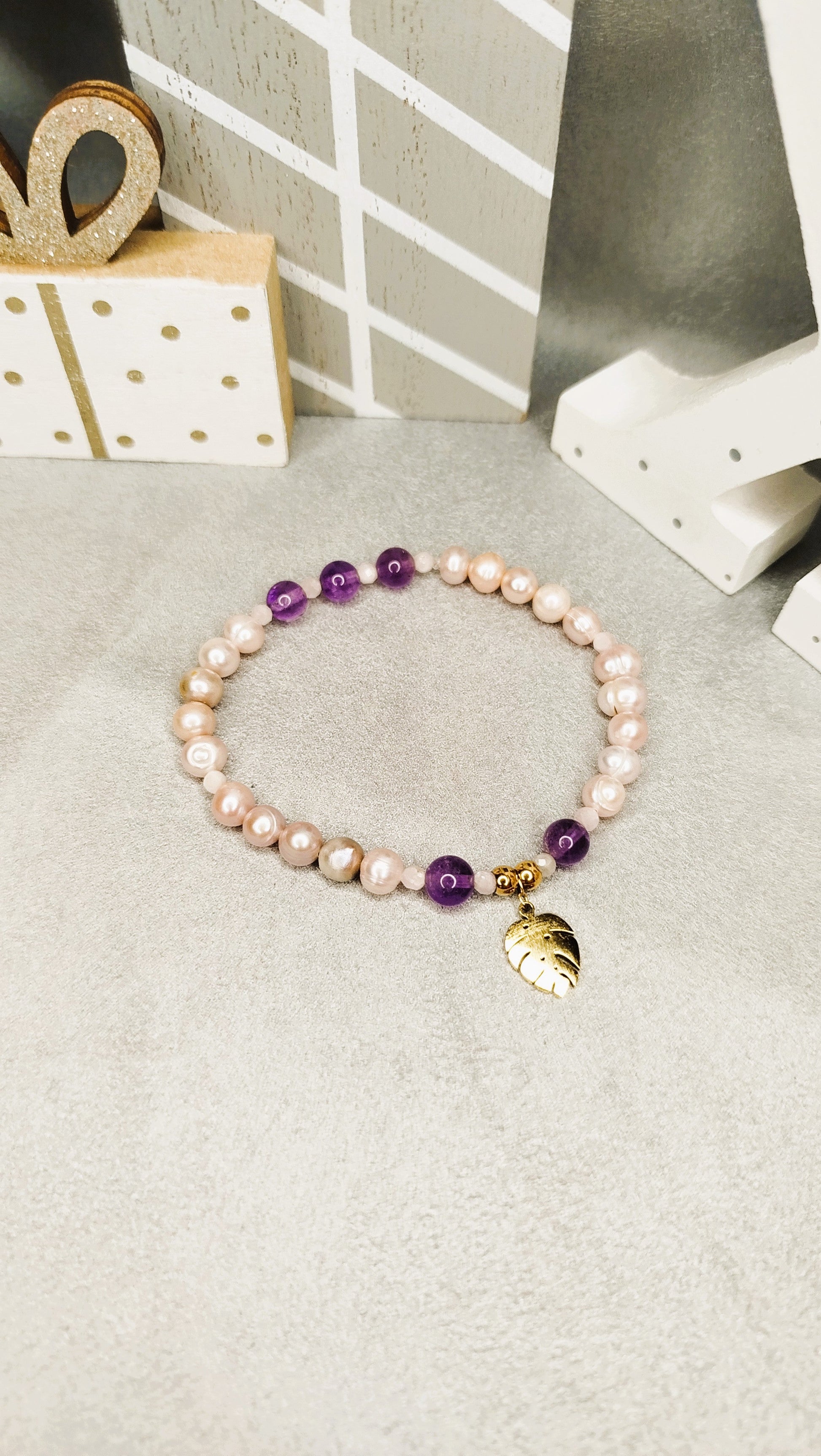 Bracelet Aurea Lavanda – perles roses, kunzite et pendentif feuille dorée