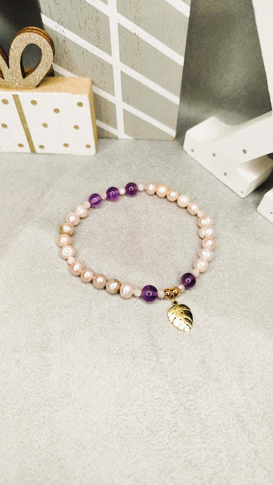 Bracelet Aurea Lavanda – perles roses, kunzite et pendentif feuille dorée