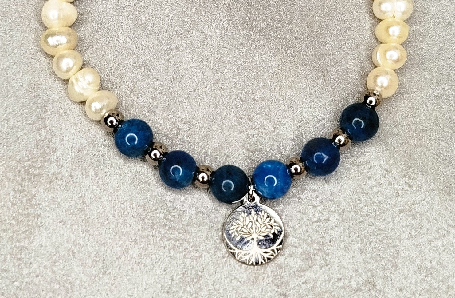 Bracelet Aurea Maris – perles blanches, apatite bleue et arbre de vie argenté