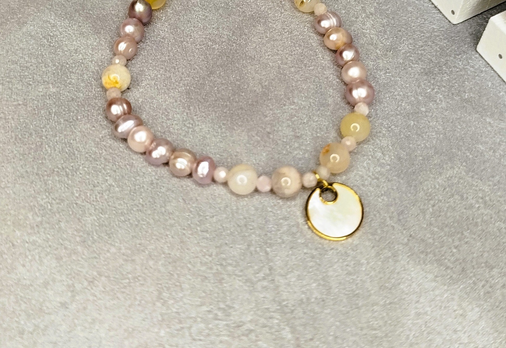 Bracelet AUREA Sakura – Perles roses, agate fleur de cerisier et pendentif nacre doré