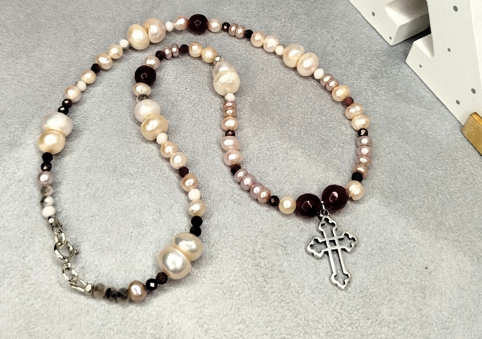 Collier RUBELIA – Perles d’Eau Douce, Rubis & Grenat • Croix Argentée ALMA Y LUZ